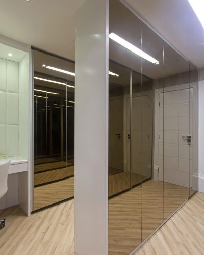 closet-com-armarios-em-espelho-bronze-e-painel-em-76803-proportional-height_cover_medium.jpg